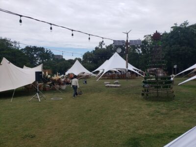 屋外グランピングテント設営